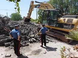 Patern&ograve;, demolizione di una villa di tre piani costruita senza autorizzazioni