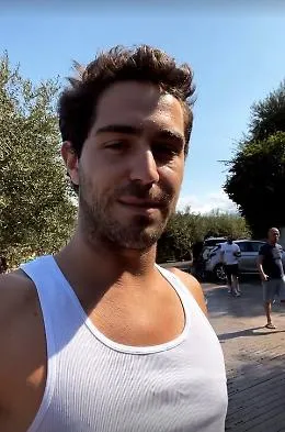 Tommaso Zorzi in Sicilia con il compagno tra acque gelide e terra dell'Etna