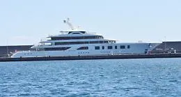 A Riposto il superyacht Aquarius: ormeggio blindato, mistero sugli ospiti a bordo