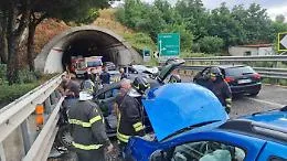 Tamponamento tra 4 auto lungo A20: feriti e traffico in tilt