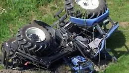 Un uomo muore schiacciato da un trattore