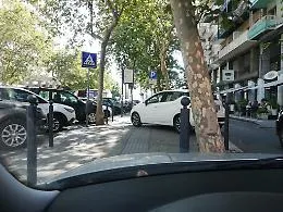 Catania, piazza Europa: "Faccio colazione e la sposto"