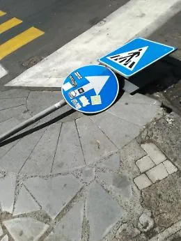 Catania: segnaletica stradale divelta in via Dusmet