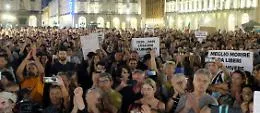 &laquo;No Green pass&raquo;, a Torino la protesta contro il governo della folla radunata via social
