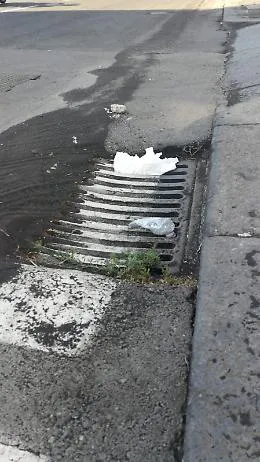 Catania, via Pirandello: auto sprofonda nel tombino