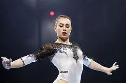 Vanessa Ferrari incanta, punta alla medaglia e intanto &egrave; davanti&nbsp;Simone Biles