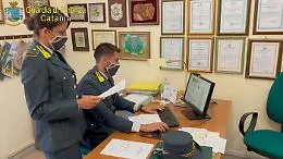 Truffa a eredi di un'anziana con falso testamento: denunciati badante e i suoi familiari