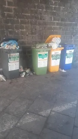 Catania, via Dusmet: "Pago le tasse ma i rifiuti sono sempre l&igrave;"