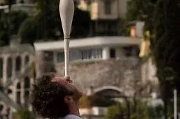 Busker giocoliere si esibisce davanti a pubblico senza mascherine: multato