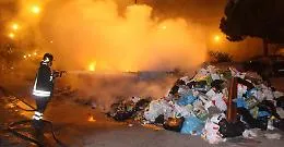 Caos rifiuti a Palermo: in strada 400 tonnellate di spazzatura, aumentano i roghi