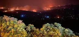 Continuano gli incendi in Sicilia, tanti i roghi ancora accesi: e arriva il ministro Patuanelli
