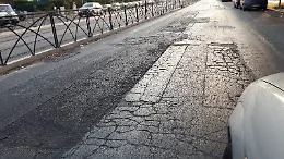 Palermo, l'asfalto di viale Michelangelo &egrave; precario