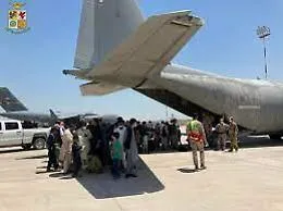 Senza sosta l'evacuazione da Kabul, oggi in Italia altri 300 cittadini afghani
