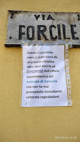 Catania: targa viaria di via Forcile "fai da te"