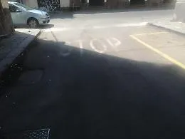 Segnaletica scadente e palo abbattuto nel cuore di Catania