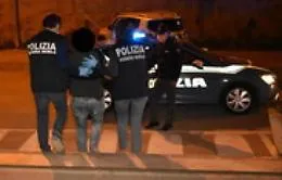 Molesta i passanti: arrestato si scaglia contro la Polizia