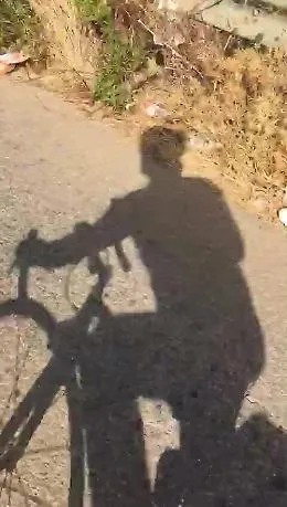 Diciotto secondi di video dalla bici sulle strade del Ragusano piene di rifiuti
