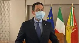 Razza: &laquo;Una minoranza no vax non pu&ograve; decidere le sorti della Sicilia&raquo;. Che resta ultima per dosi