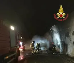 Panico dentro galleria lungo A20: auto prende fuoco e persone intossicate dal fumo