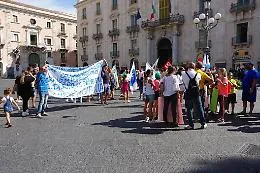 Scuola &ldquo;Mary Poppins&rdquo;, lavoratrici e mamme in piazza per chiusura centro diurno