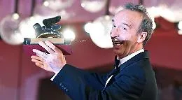 Mostra di Venezia, Benigni mattatore: &laquo;Io meritavo un gattino, il Leone &egrave; di Nicoletta&raquo;