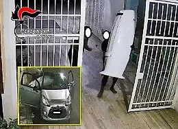 Ladri di climatizzatori a Catania: uno dei due riconosciuto dalla madre