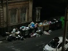Catania: cassonetti stracolmi di rifiuti a Picanello