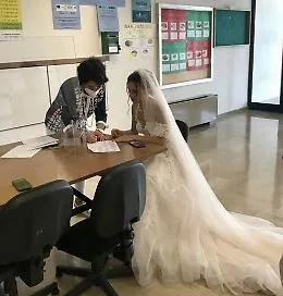 Scuola, va a firmare incarico per docenza in abito da sposa: &laquo;Rischiavo di perdere un anno di lavoro&raquo;