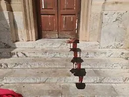 Clochard trovata morta davanti chiesa a Messina: c'&egrave; un sospettato