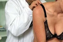 Anzich&eacute; curare le allergie allungava le mani sulle pazienti: arrestato medico