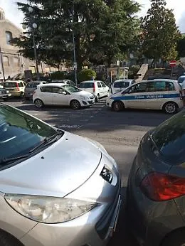 Mascalucia: strisce pedonali occupate anche dai vigili