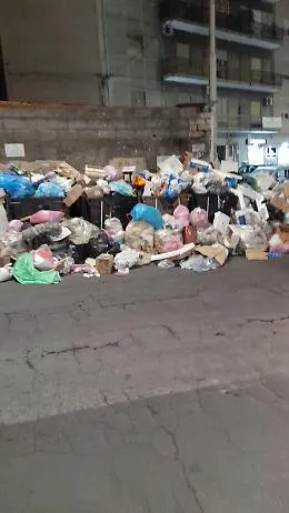 Rifiuti a Catania: "Non pagher&ograve;  la tari per avere questo servizio"