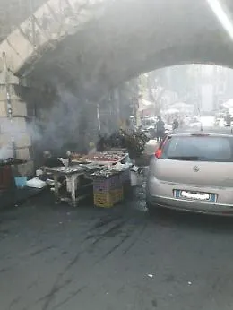 Pescheria di Catania: strada aperta al traffico tra le bancarelle