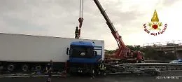 Tir incastrato tra le lamiere del guard-rail sulla Sr-Ct: un ferito