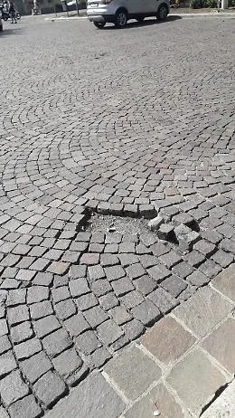 Catania: Sanpietrini dissestati in piazza della Repubblica