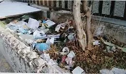 Catania: discarica nel muretto adiacente la fiera