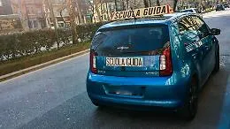 Bocciato all'esame di guida, danneggia la vetrina dell'autoscuola
