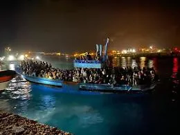 Maxi sbarco nella notte a Lampedusa: hot spot di nuovo pieno
