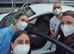 Anziano prende bus per andare all'hub ma poi si stanca a raggiungerlo: volontari lo soccorrono
