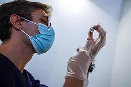 Vaccini, terza dose ha ok dell'Ema per immunodepressi e over 18