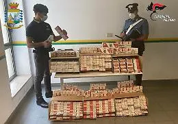 Sfugge all'alt dei carabinieri ma viene bloccato e arrestato per contrabbando di sigarette