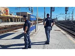 Acireale, si incammina lungo i binari e un treno la sfiora: 14enne salvata in tempo