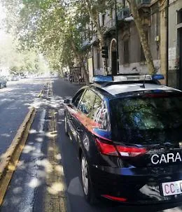 Colpi di ombrello a clienti di un bar e a passanti: nigeriano arrestato a Catania