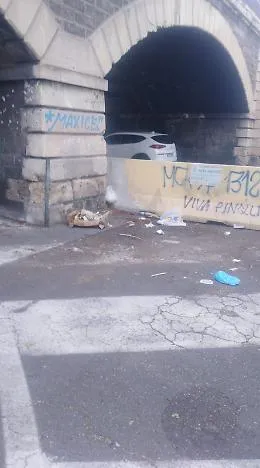 Catania: rifiuti e degrado sotto gli Archi della Marina
