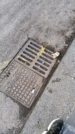 Catania, via Papale: marciapiede disconesso e tombini otturati