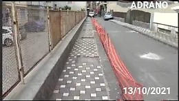 Adrano (Ct): rimosse fioriere dal marciapiede di Via Asiago