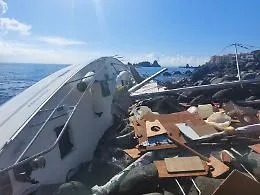 Aci Trezza: la barca incagliata &egrave; gi&agrave; stata dimenticata