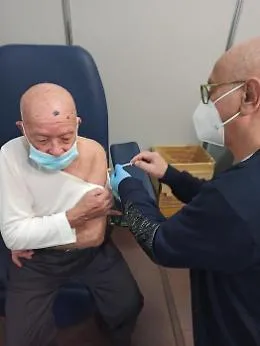 A 100 anni si presenta all'hub per la terza dose del vaccino