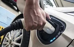 Auto: il sorpasso delle ibride sul Diesel