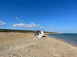 Noto: veliero non rimosso 45 giorni dopo lo sbarco dei profughi